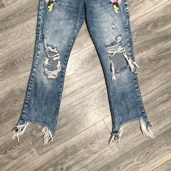 Zara floral embroidered distressed raw hem cropped ankle flares. Size 4 - Picture 6 of 9